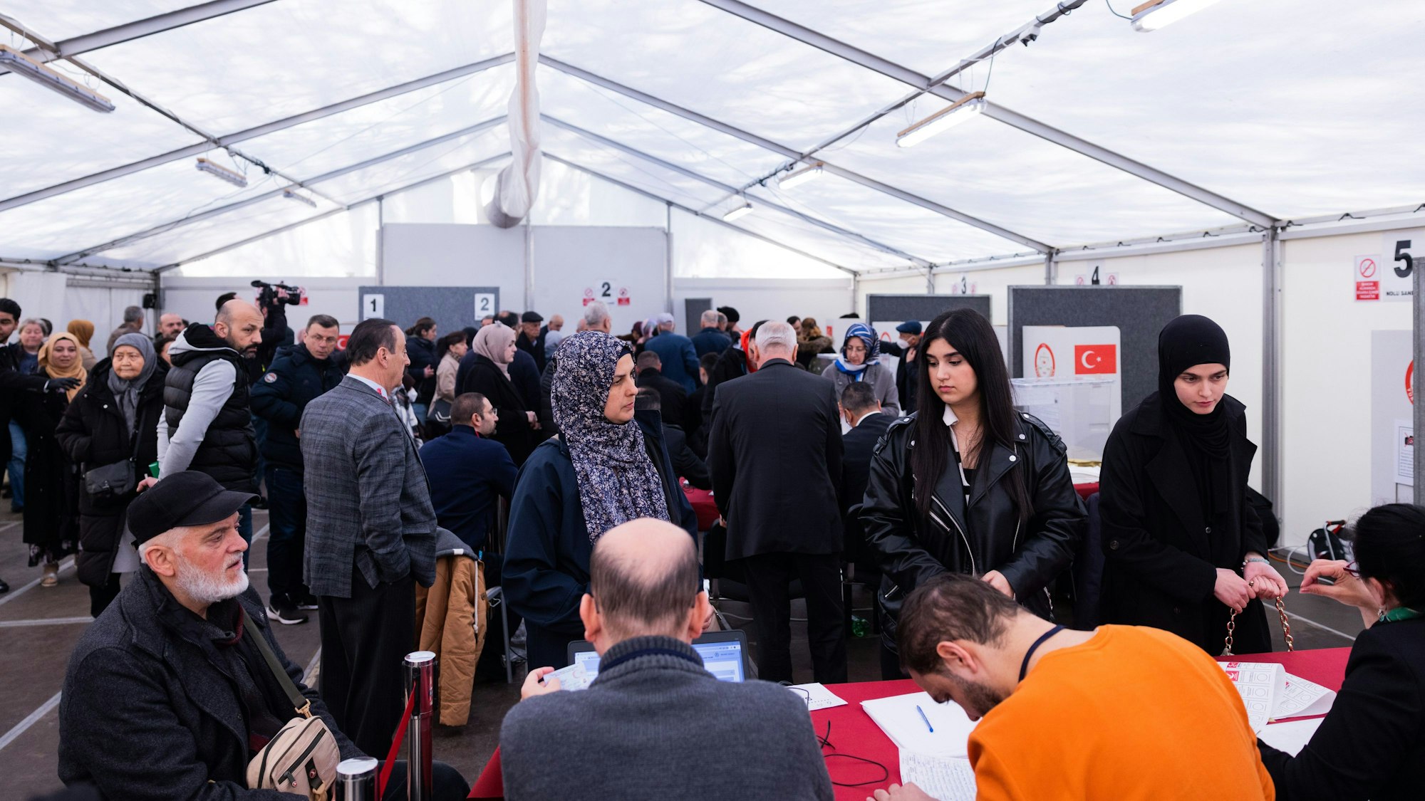 Wählerinnen und Wähler geben im Türkischen Generalkonsulat ihre Stimme für die Parlaments- und Präsidentenwwahl ab.