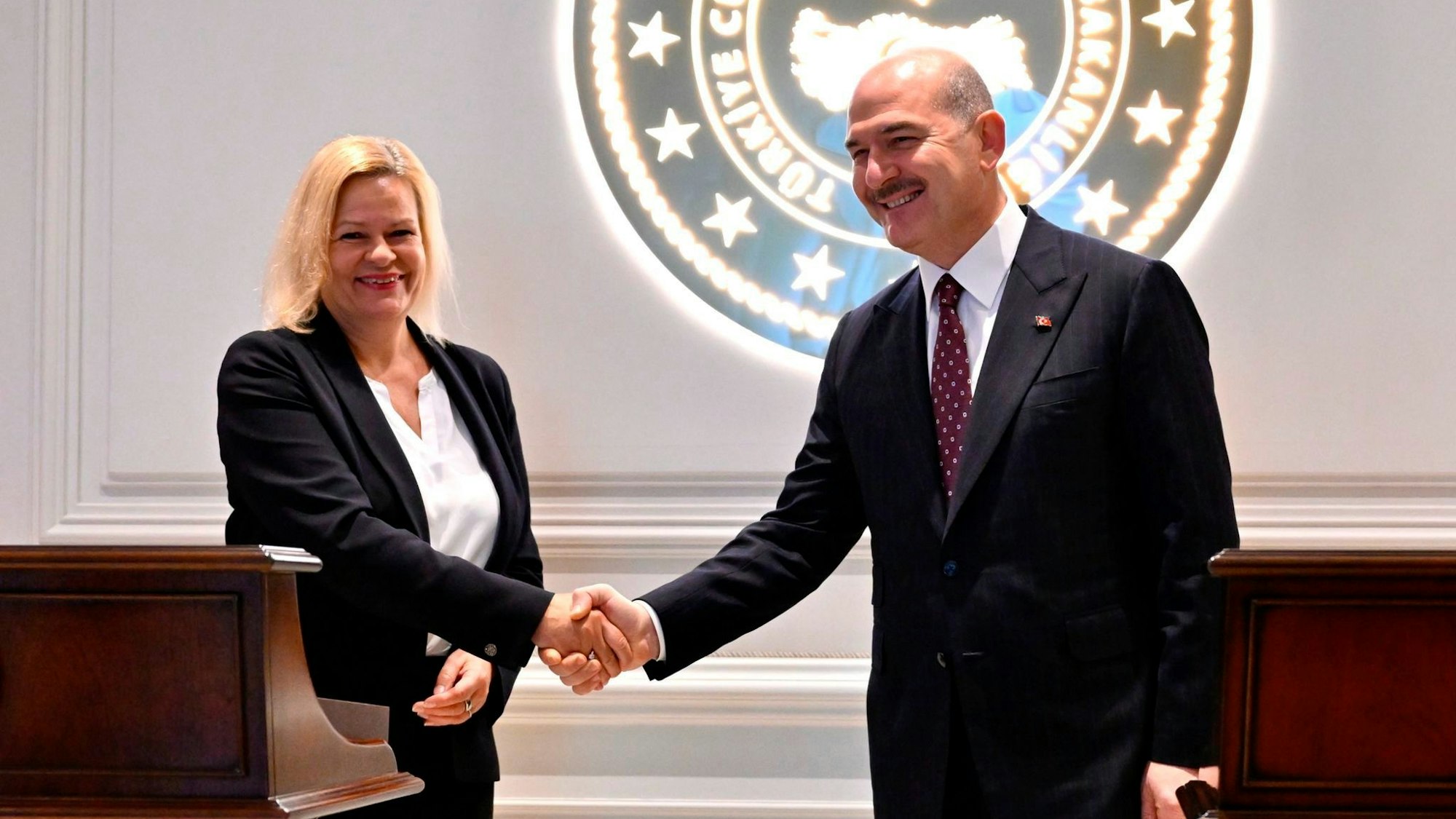 Der türkische Innenminister Süleyman Soylu schüttelt im November 2022 seiner deutschen Kollegin Nancy Faeser die Hand.