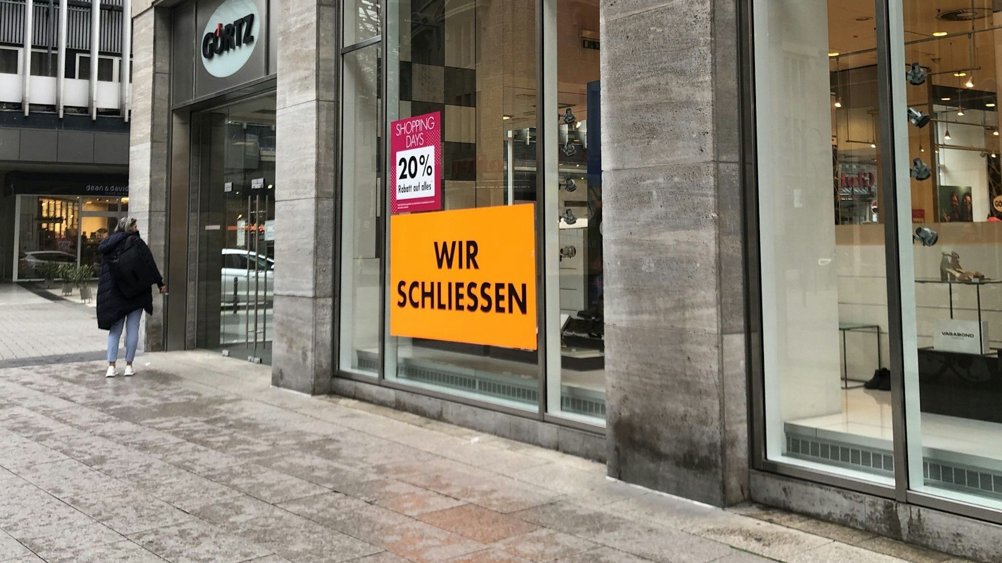Die letzte Kölner Görtz-Filiale schließt. An den Fensterscheiben wird die Schließung bereits angekündigt.