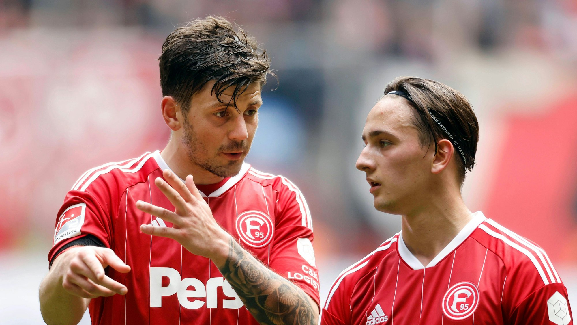 Dawid Kownacki und Michal Karbownik diskutieren auf dem Spielfeld.