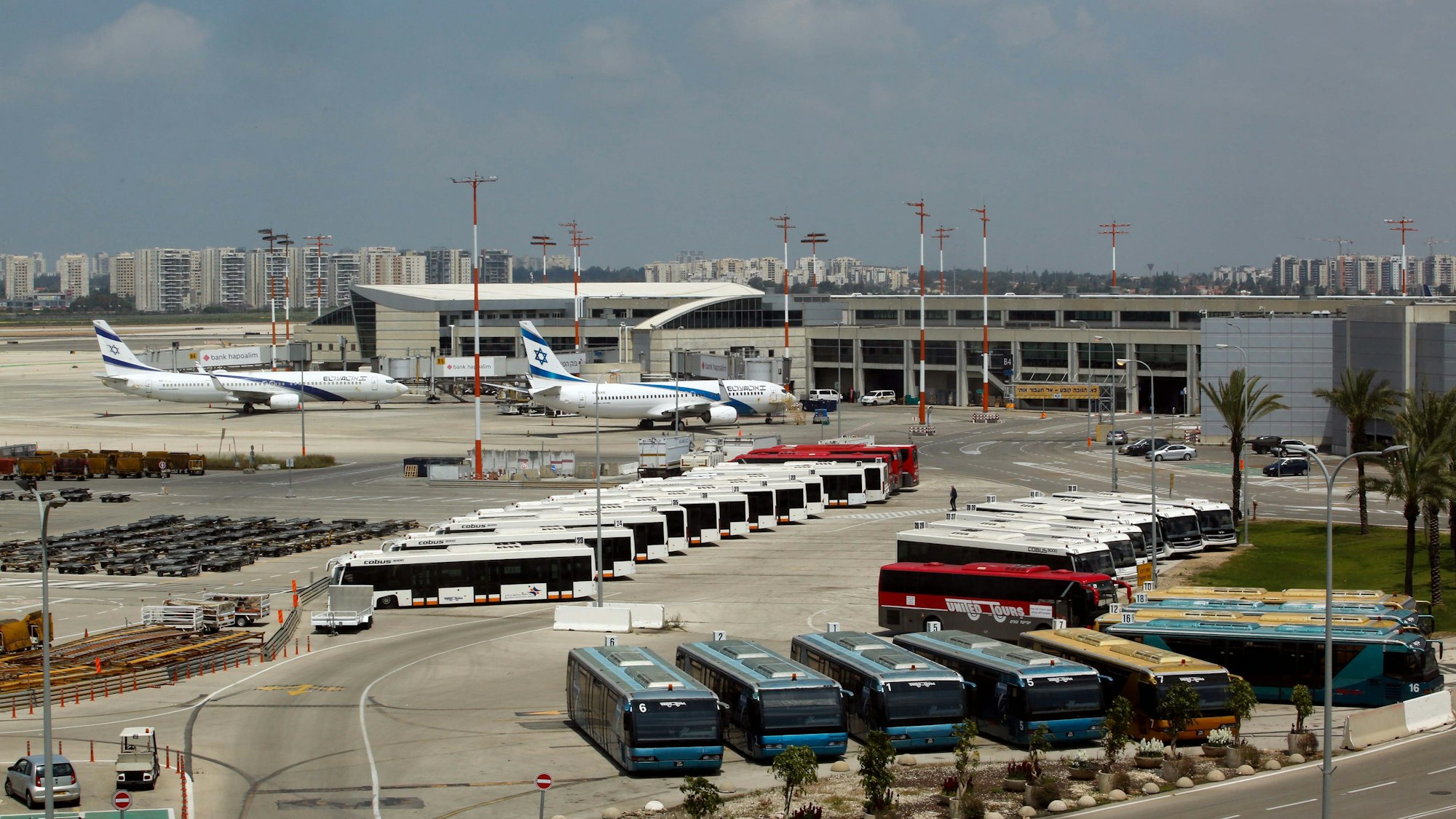 Flugzeuge und Busse stehen auf dem Feld am Airport Ben Gurion.