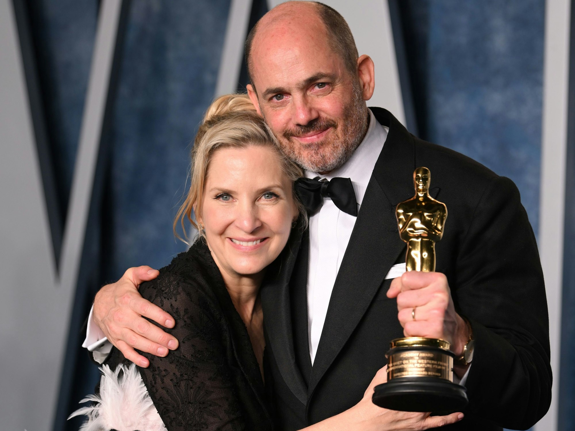 Nele Mueller-Stöfen (l), Schauspielerin aus Deutschland, und Edward Berger, Regisseur aus der Schweiz und Gewinner des Oscars für den besten internationalen Film, umarmen sich bei der Vanity Fair Oscar Party im Wallis Annenberg Center for the Performing Arts. +++ dpa-Bildfunk +++