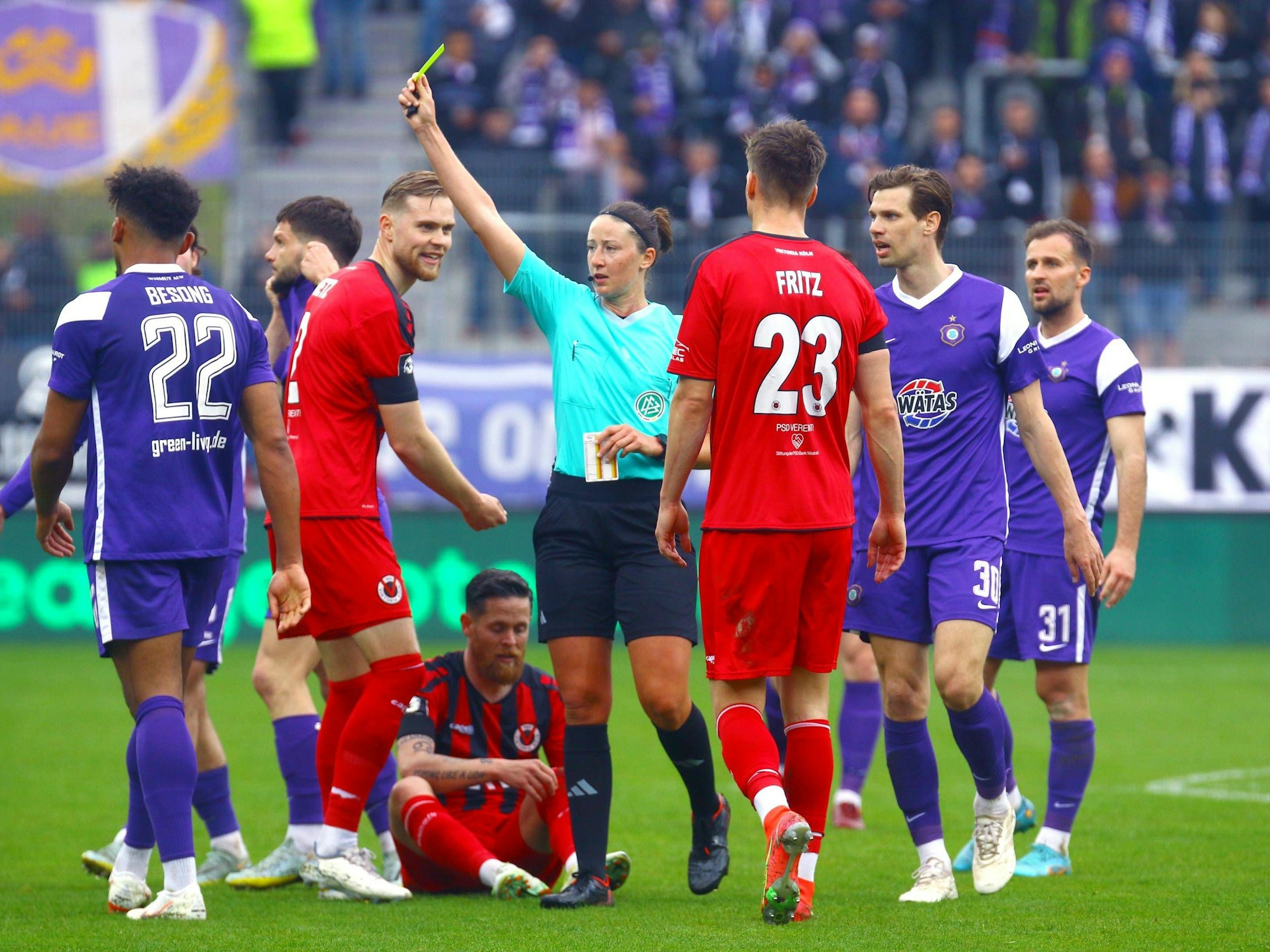 3. Liga: Aue gegen Viktoria köln: Schiedsrichterin Franziska Wildfeuer Lübeck zeigt die Gelbe Karte.