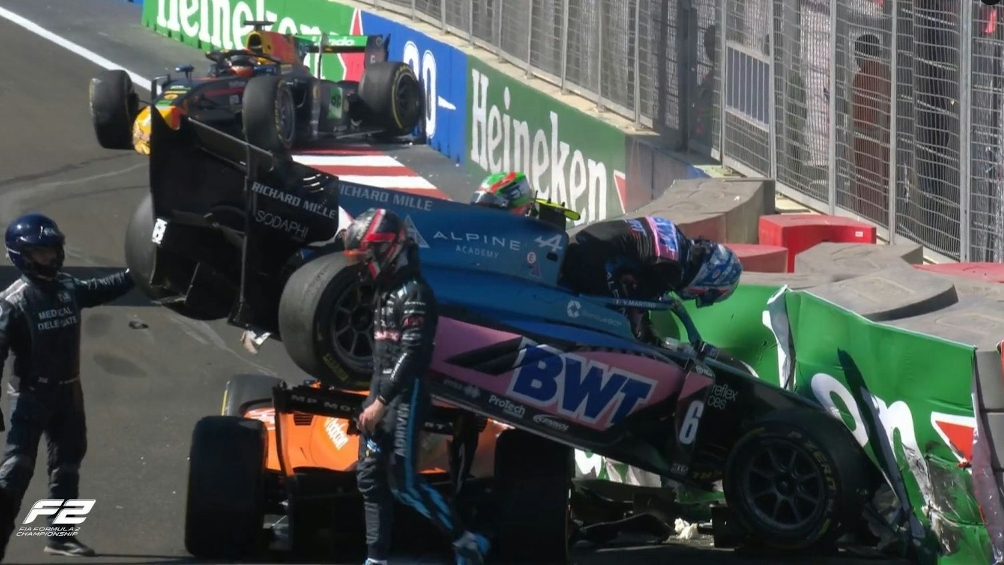 Ein Crash in der Formel 2 beim Sprintrennen in Baku.