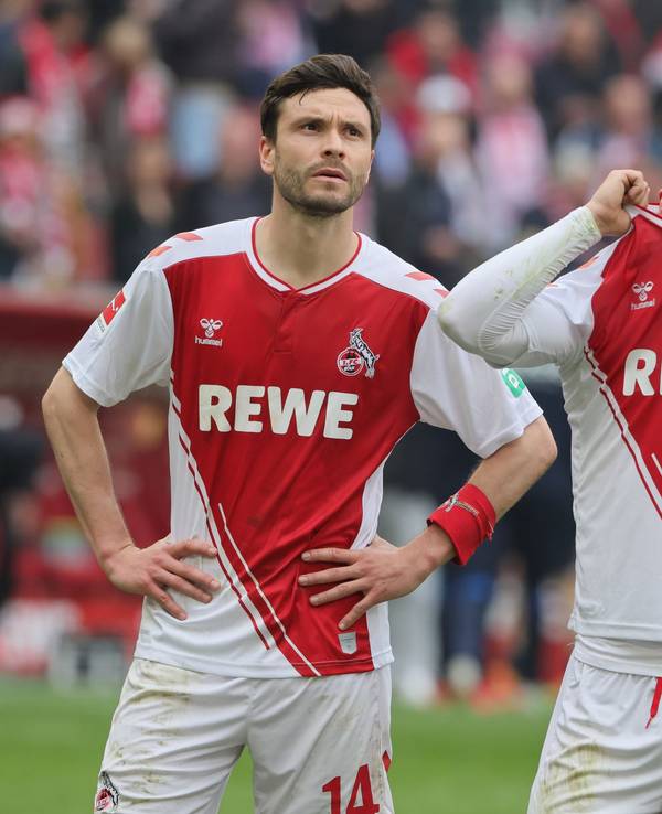 FC-Kapitän Jonas Hector (l.) und Jan Thielmann waren nach der 0:1-Niederlage gegen den SC Freiburg (29. April 2023) enttäuscht.