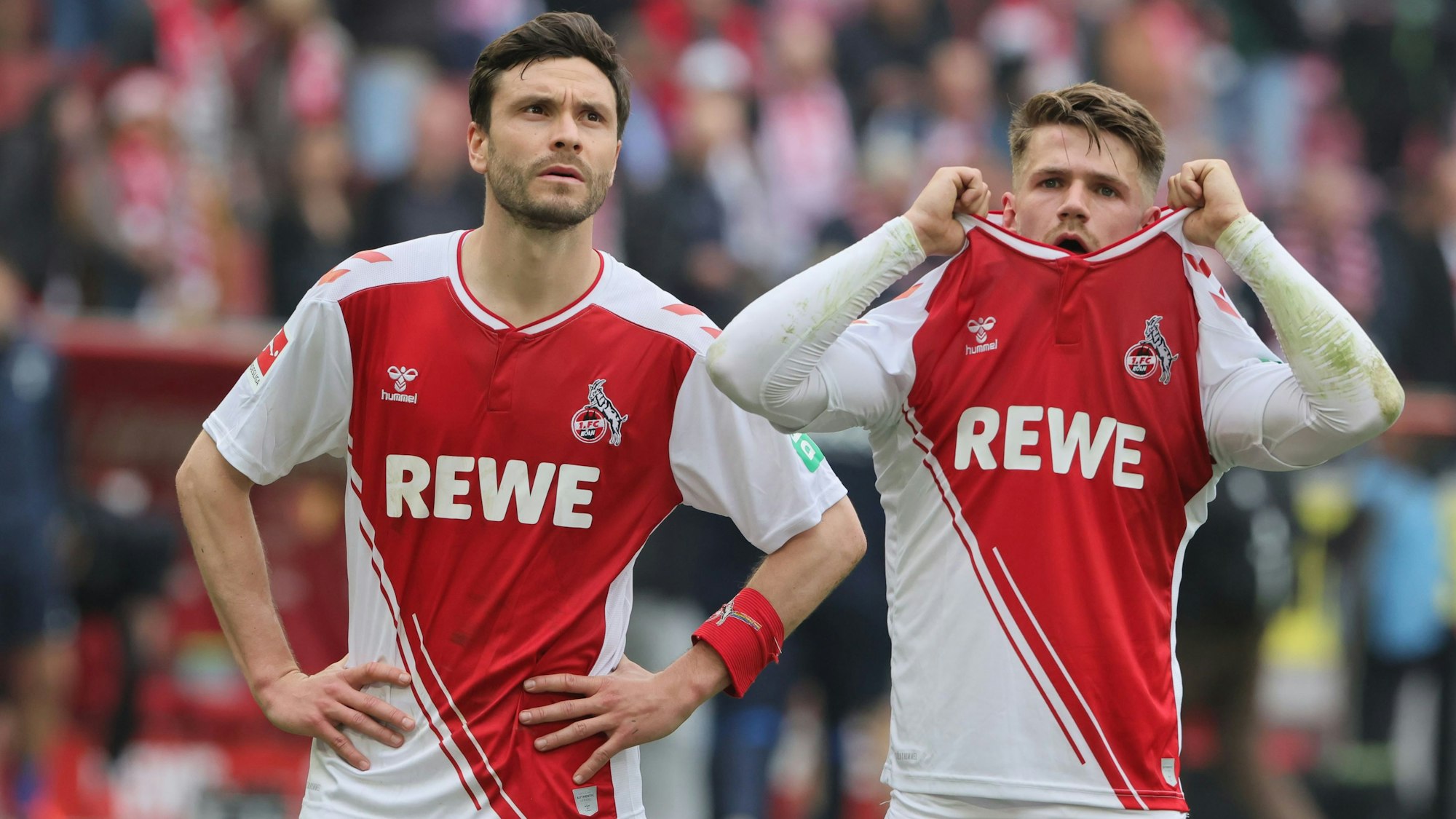 FC-Kapitän Jonas Hector (l.) und Jan Thielmann waren nach der 0:1-Niederlage gegen den SC Freiburg (29. April 2023) enttäuscht.