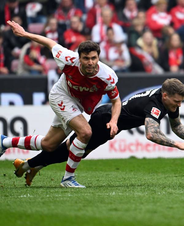 Jonas Hector führt einen Zweikampf mit Lukas Kübler.