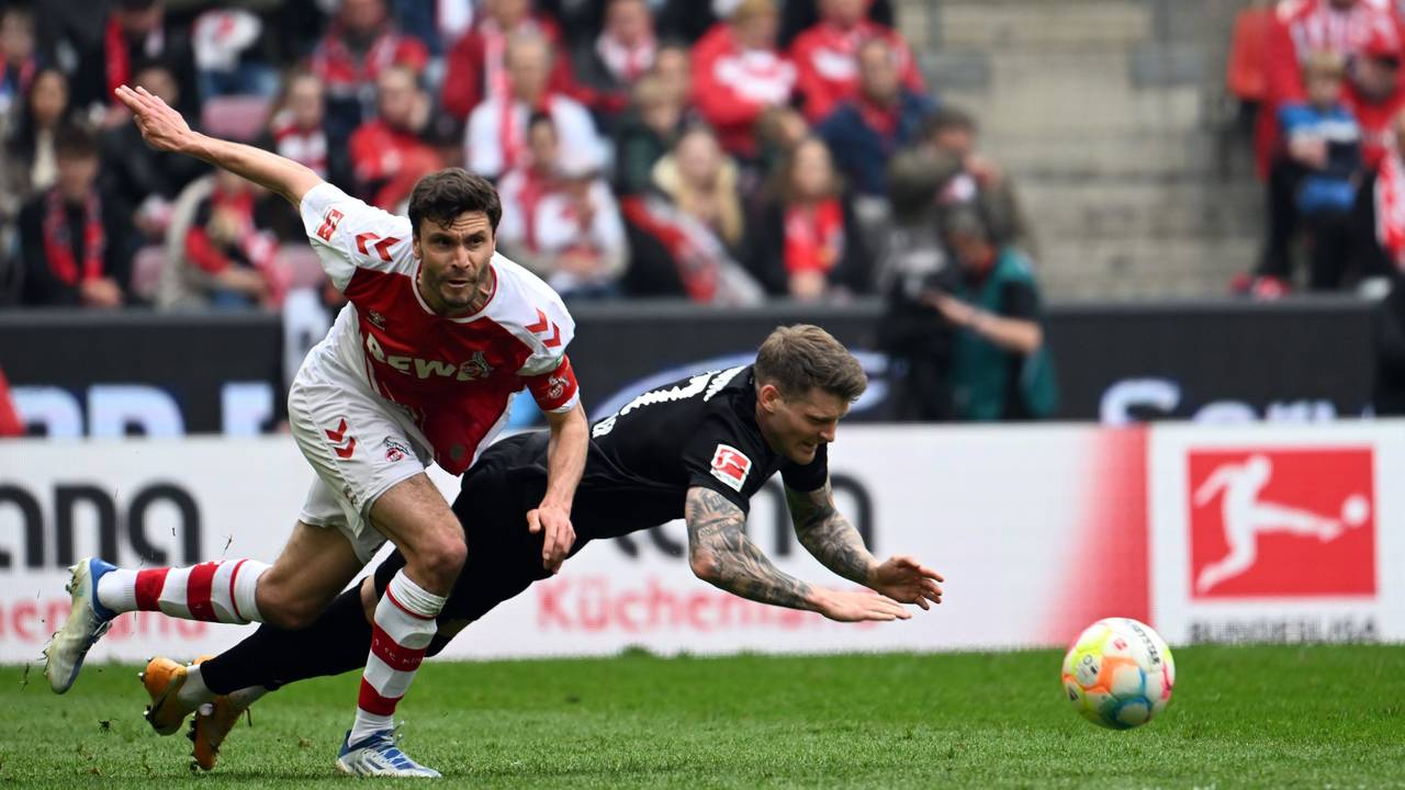 Jonas Hector führt einen Zweikampf mit Lukas Kübler.