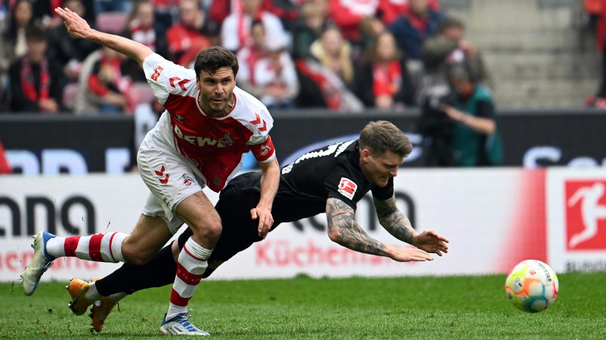 Jonas Hector führt einen Zweikampf mit Lukas Kübler.