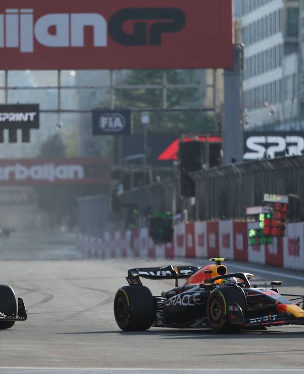 Sergio Perez und Charles Leclerc duellieren sich beim GP von Aserbaidschan.
