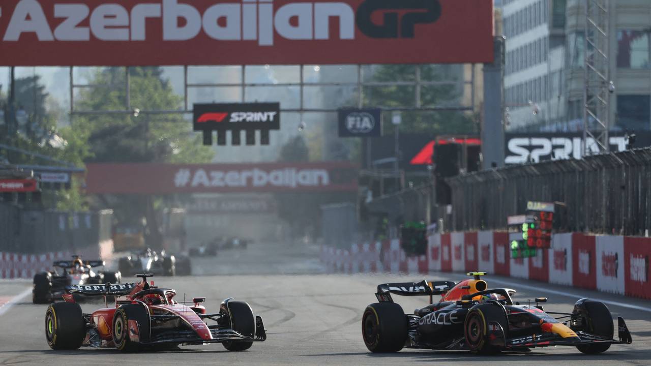 Sergio Perez und Charles Leclerc duellieren sich beim GP von Aserbaidschan.