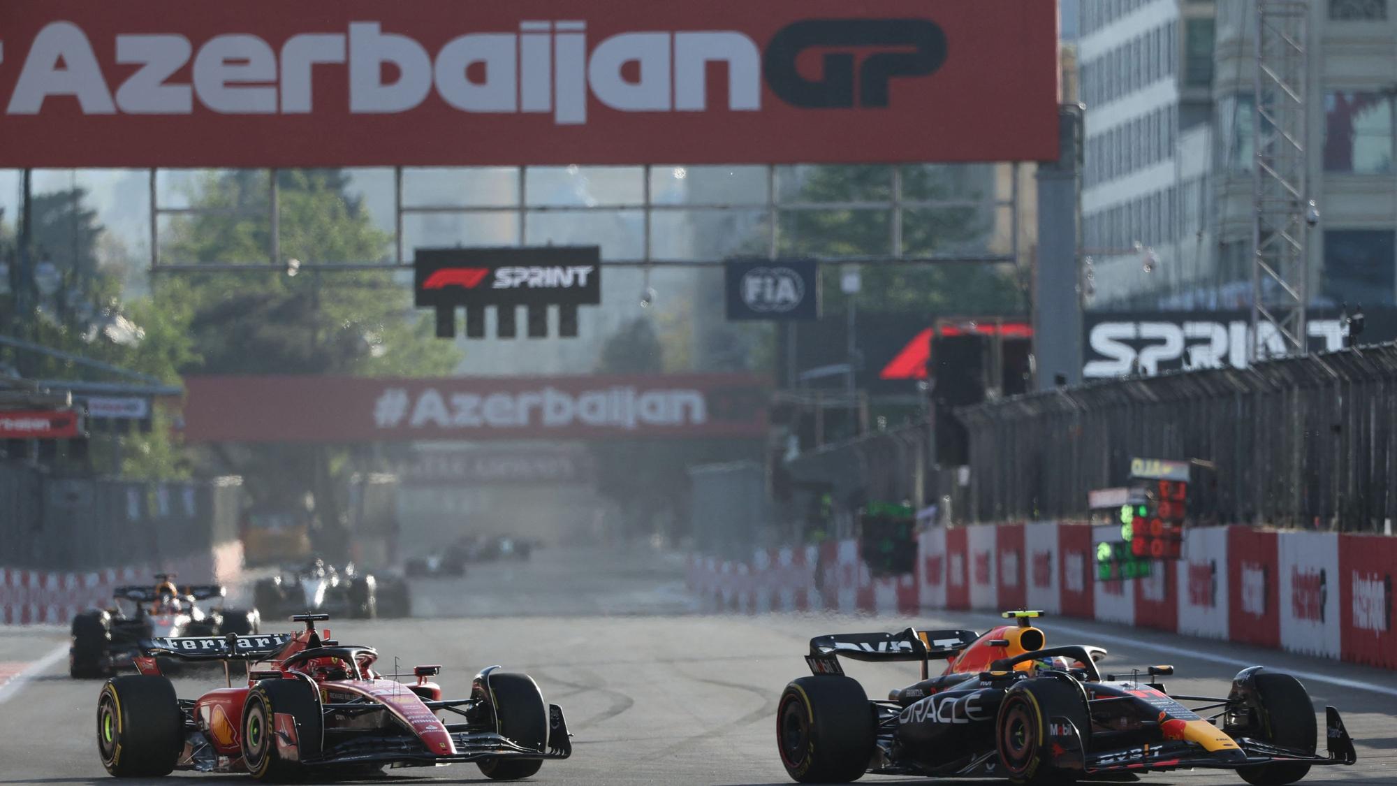 Sergio Perez und Charles Leclerc duellieren sich beim GP von Aserbaidschan.