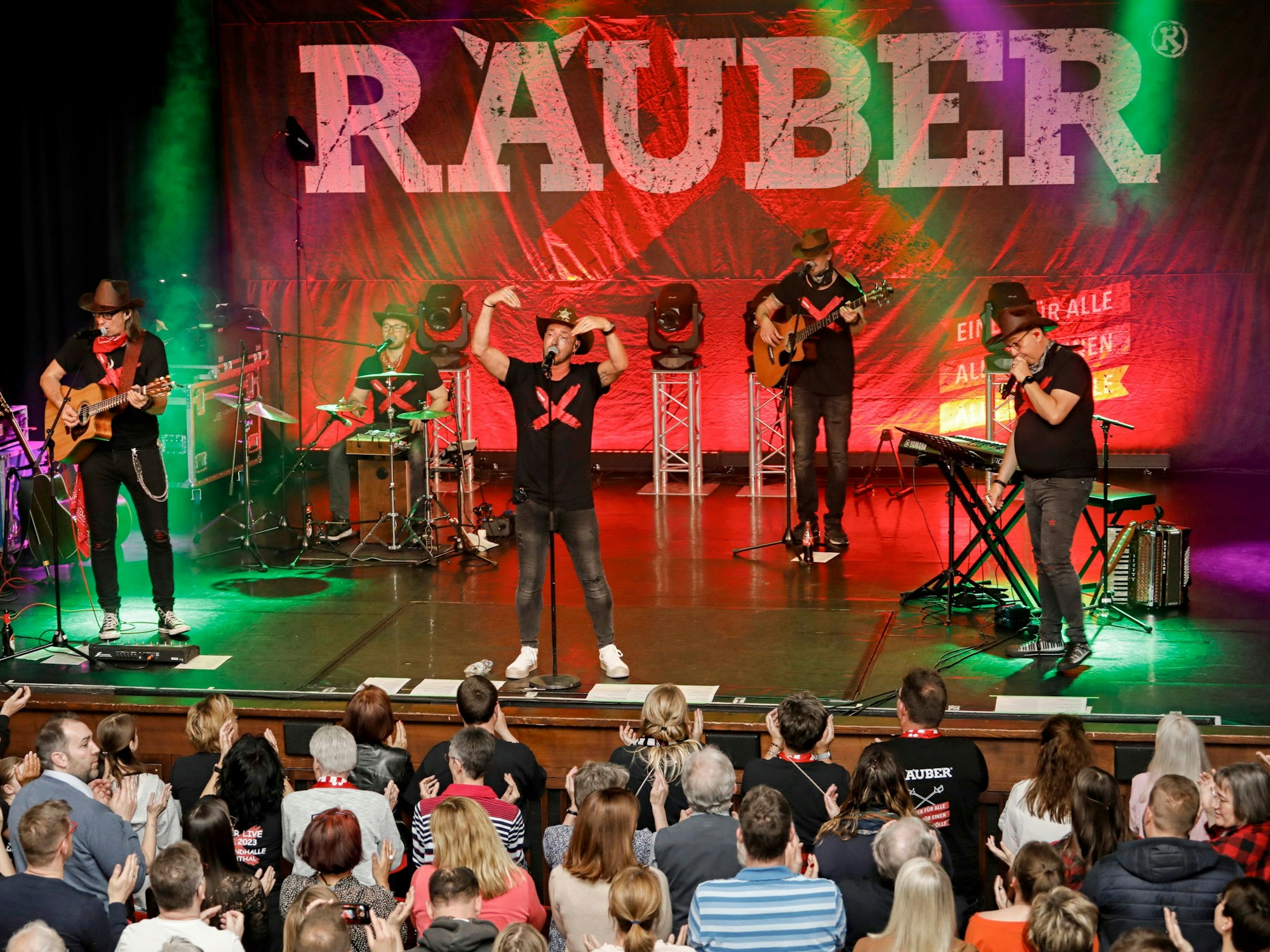 Die Räuber bei ihrem Auftritt in der Volksbühne in Köln.