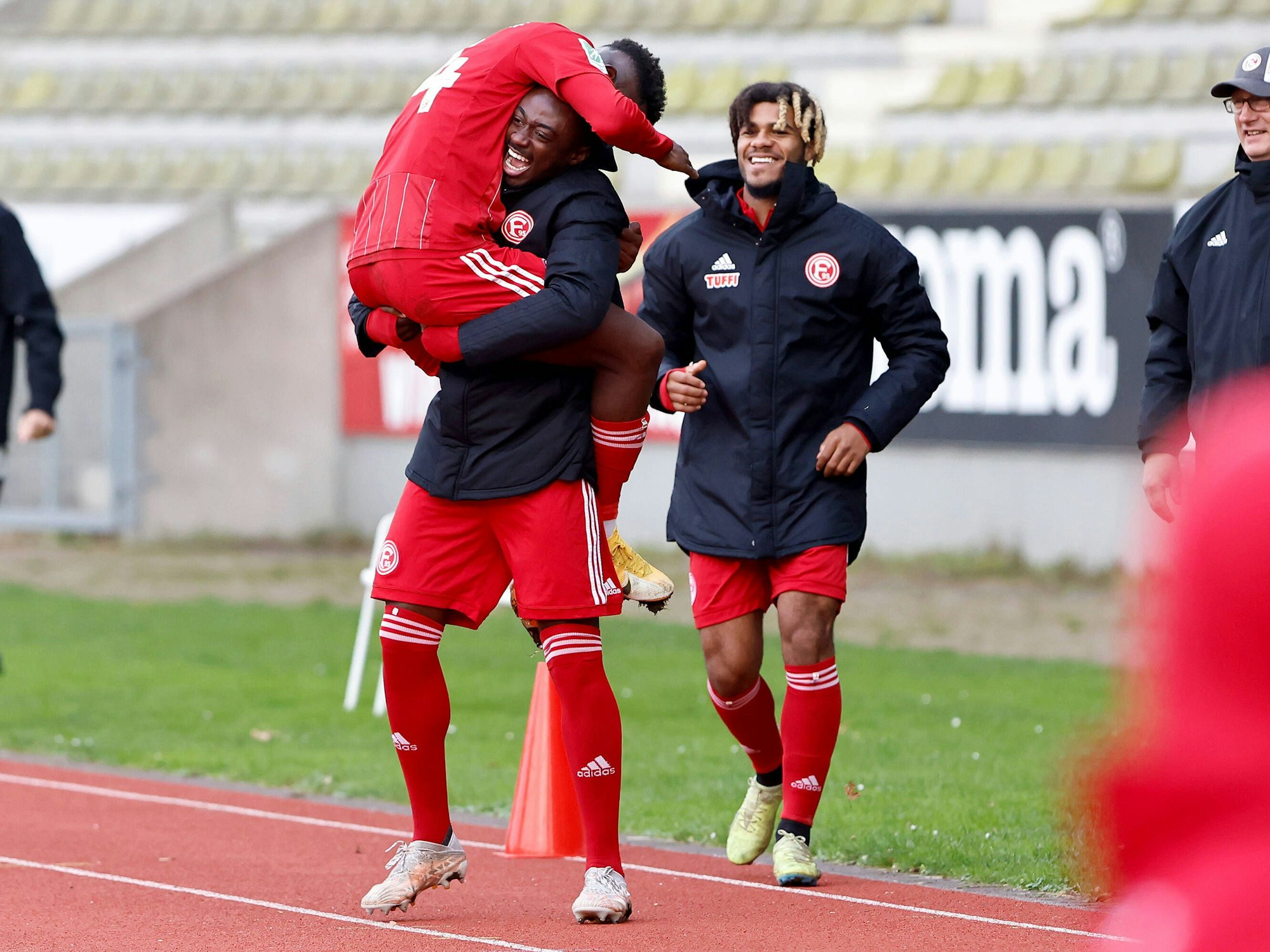 Ephraim Kalonji, Kingsley Helmut Marcinek und Justin Noah Seven (v.l.) jubeln am 19. November 2022 über ein Tor im Spiel bei der SG Wattenscheid.