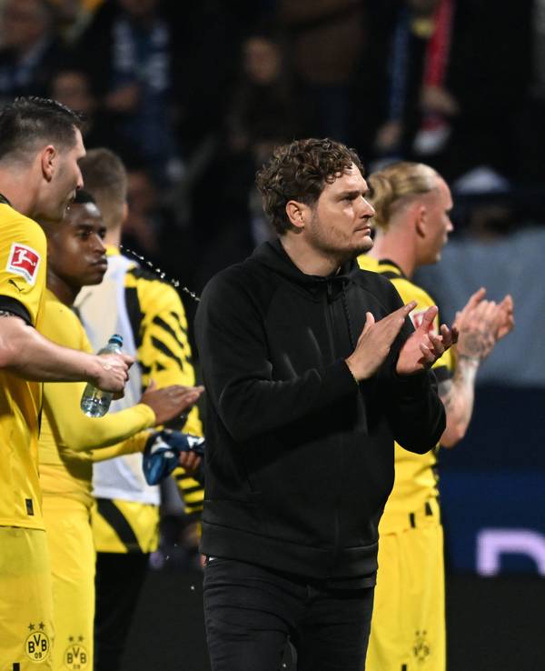 ortmunds Trainer Edin Terzic und sein Team applaudieren nach dem Spiel.