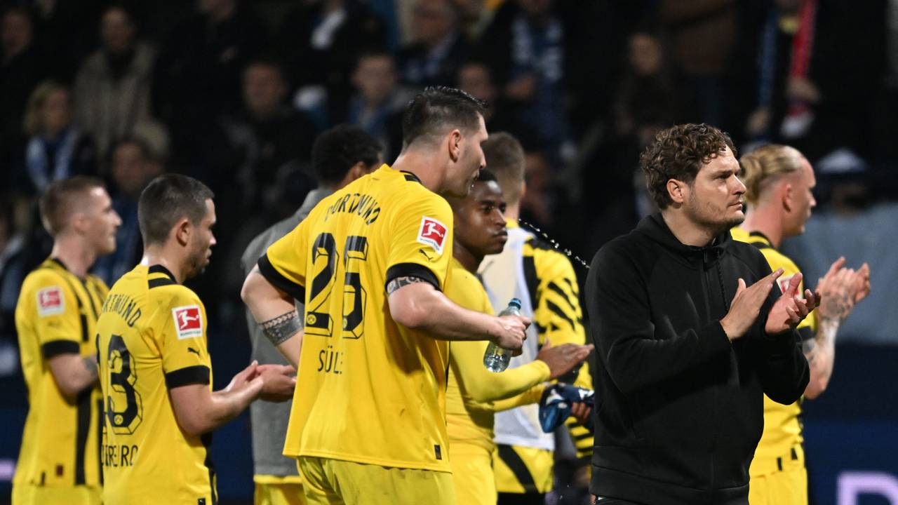 ortmunds Trainer Edin Terzic und sein Team applaudieren nach dem Spiel.
