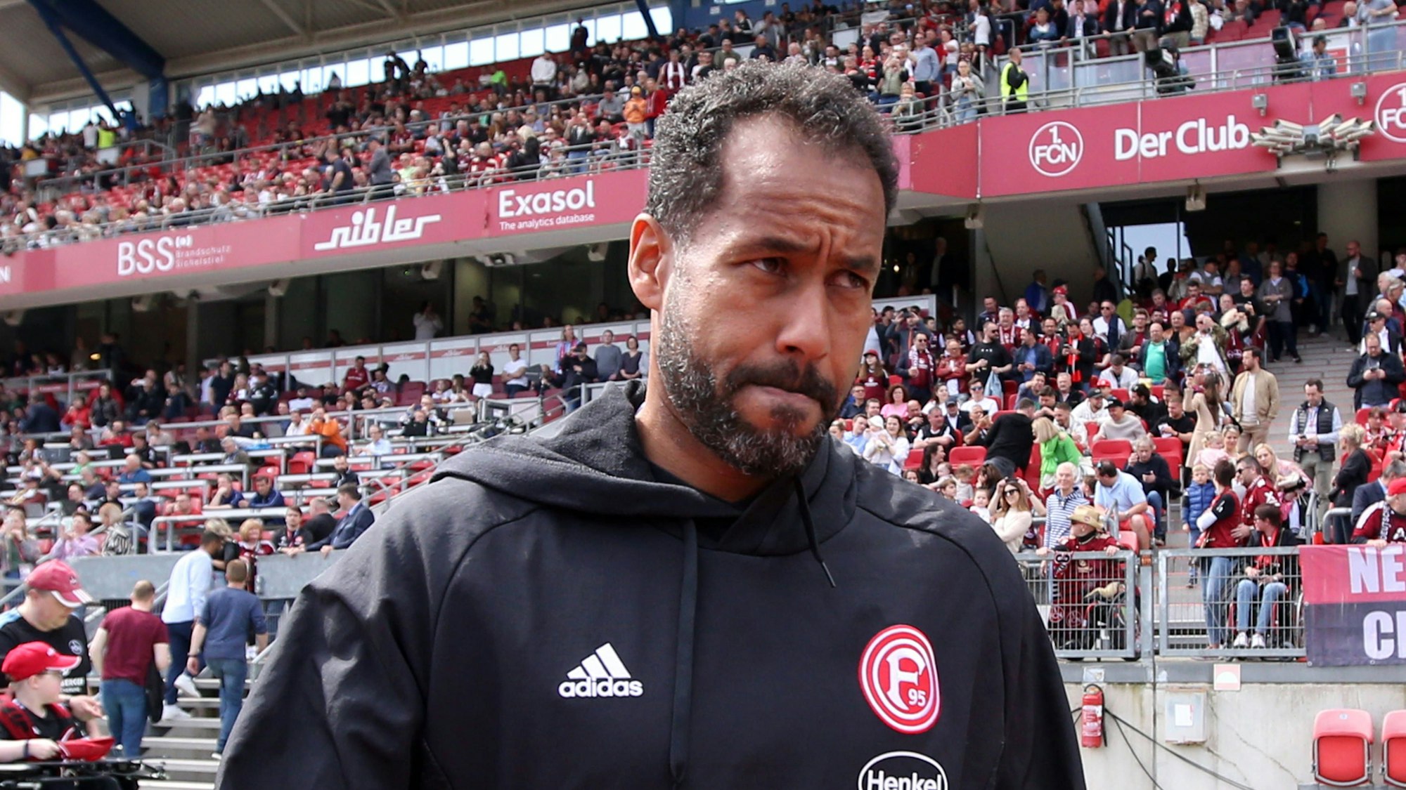 Daniel Thioune steht im Max-Morlock-Stadion.