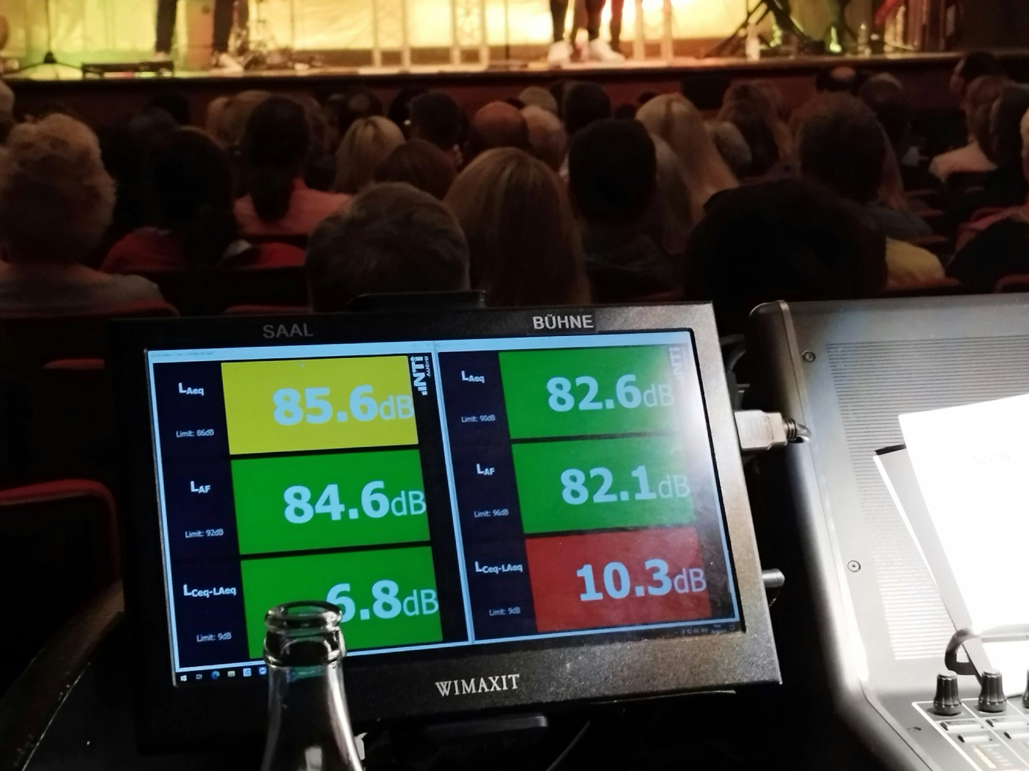 Mit einem Dezibelmesser wird die Lautstärke in der Volksbühne gemessen.