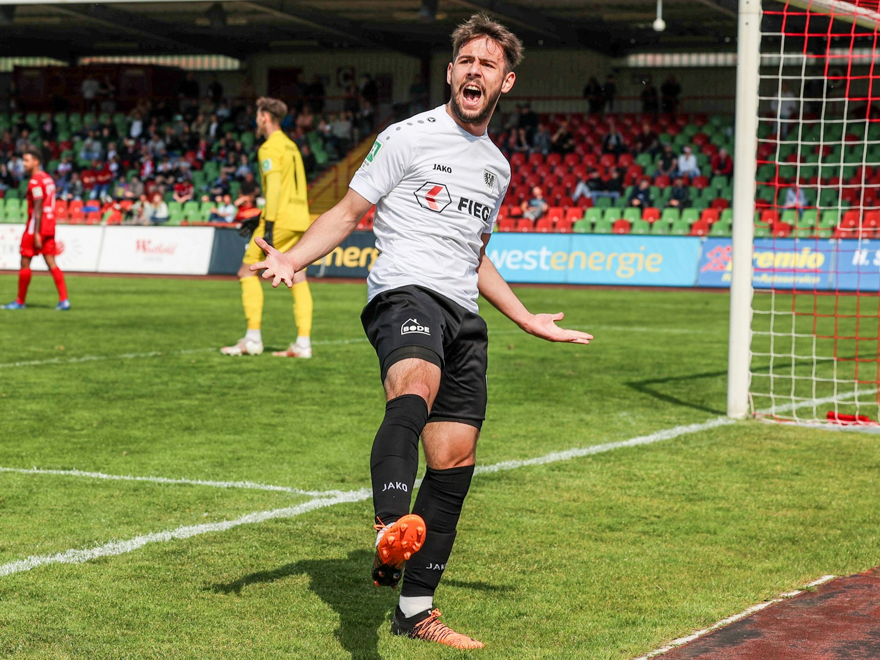 Deniz Bindemann jubelt über sein Tor gegen Rot-Weiß Oberhausen.