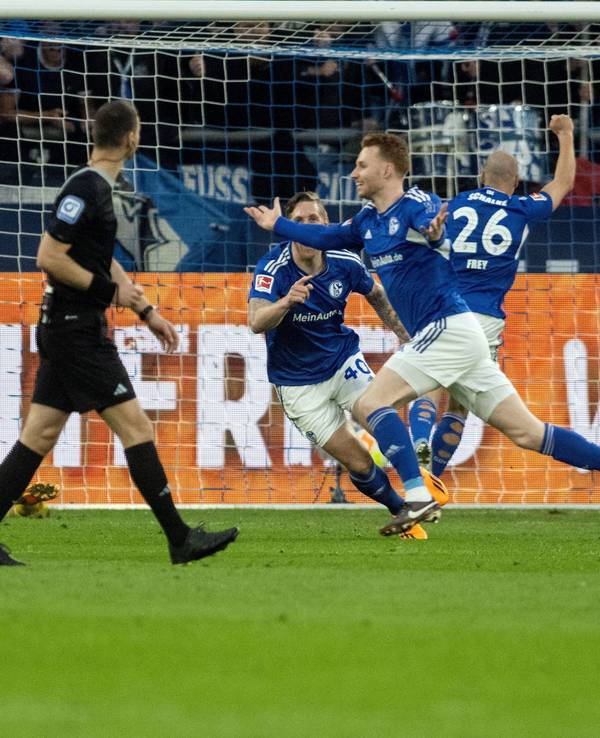 Veltins Arena: Schalkes Sepp van den Berg jubelt über seinen Treffer zum 1:1.