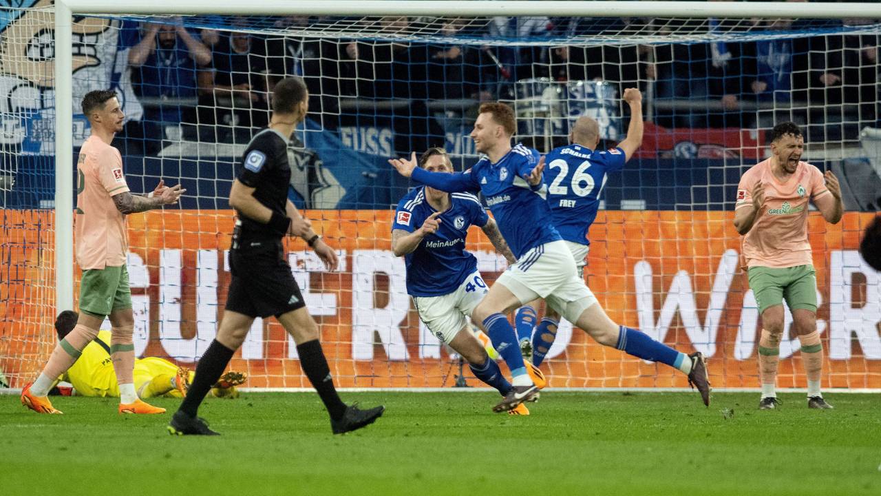 Veltins Arena: Schalkes Sepp van den Berg jubelt über seinen Treffer zum 1:1.