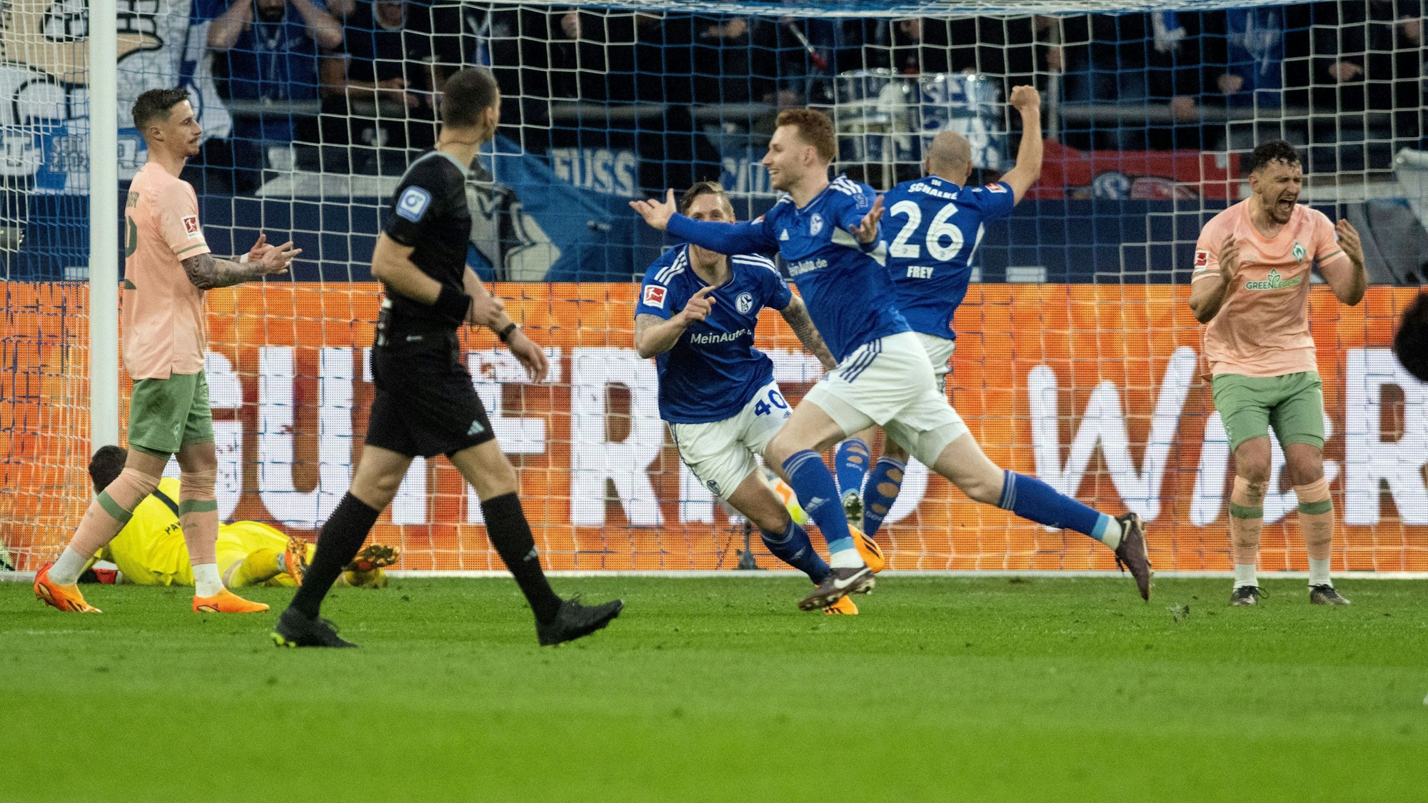 Veltins Arena: Schalkes Sepp van den Berg jubelt über seinen Treffer zum 1:1.