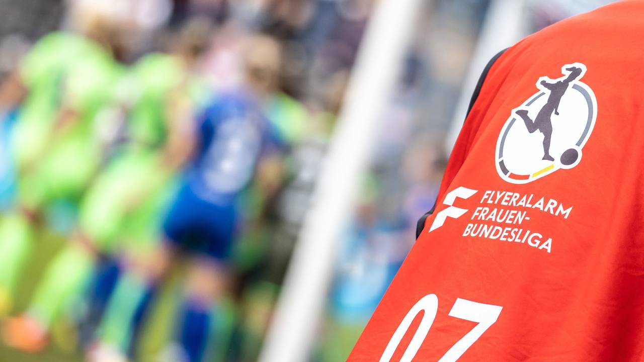 Das Logo der Frauen-Bundesliga ist bei einem Spiel der Bundesliga zu sehen.