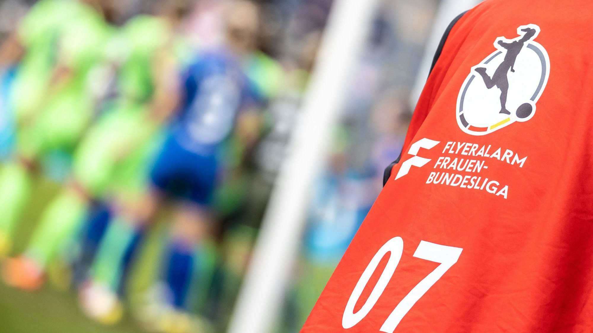 Das Logo der Frauen-Bundesliga ist bei einem Spiel der Bundesliga zu sehen.