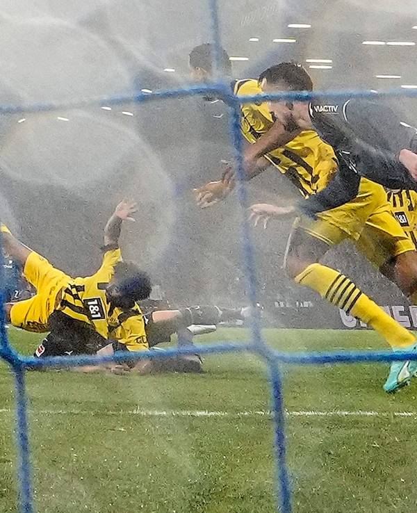 Der Dortmunder Karim Adeyemi fällt nach einem Foul von Bochums Danilo Soares zu Boden.