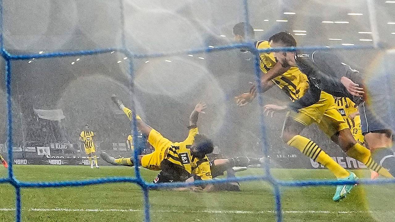 Der Dortmunder Karim Adeyemi fällt nach einem Foul von Bochums Danilo Soares zu Boden.