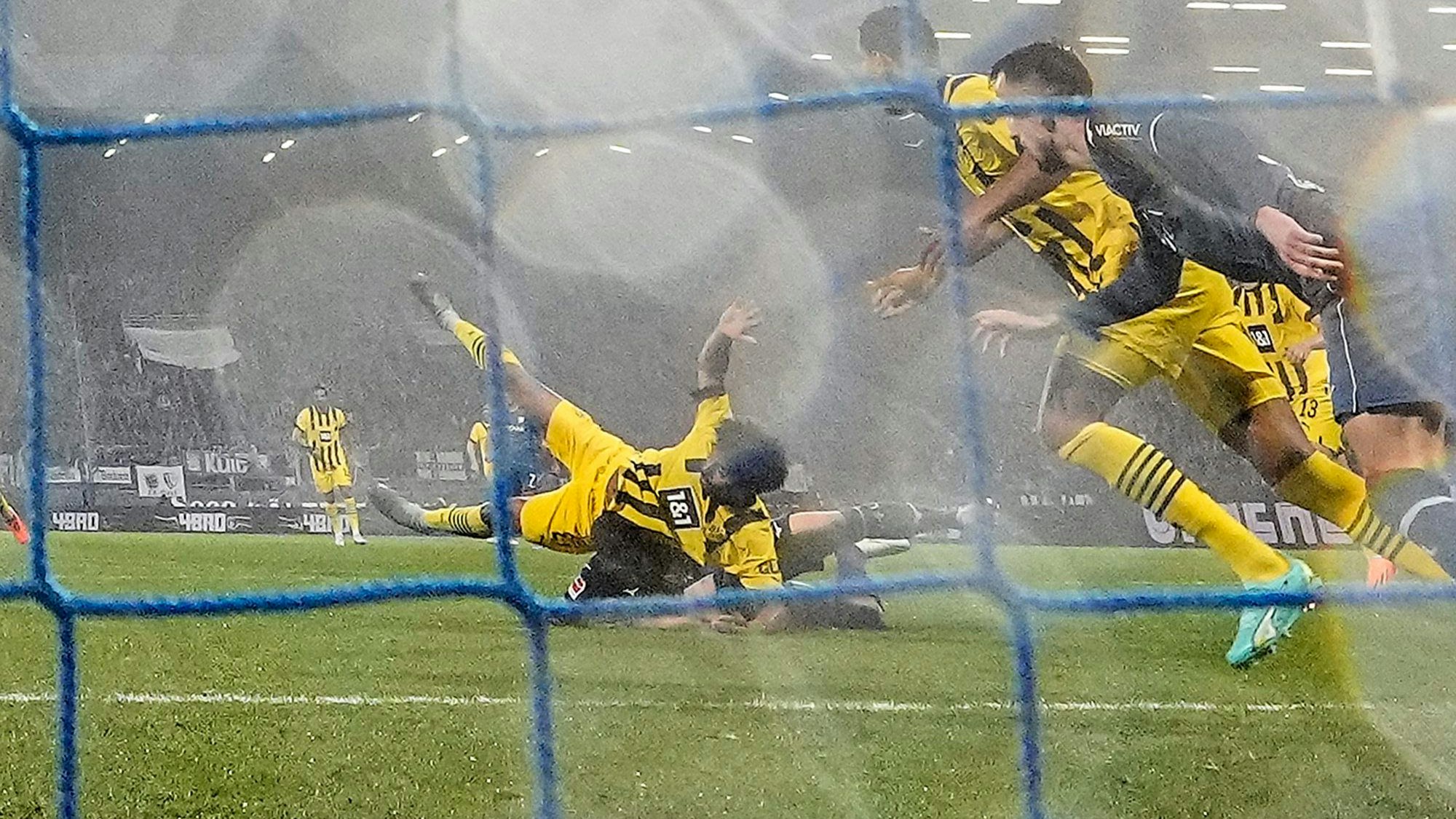 Der Dortmunder Karim Adeyemi fällt nach einem Foul von Bochums Danilo Soares zu Boden.