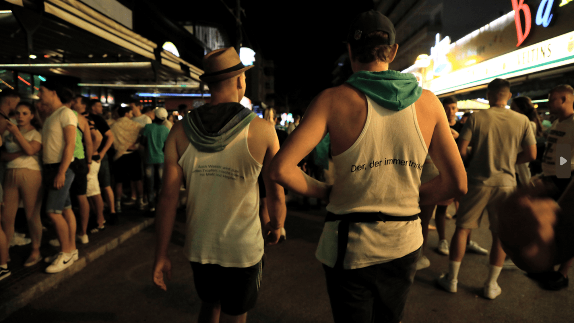 Junge Leute feiern auf der Schinkenstraße im Party-Viertel Ballermann auf Mallorca.