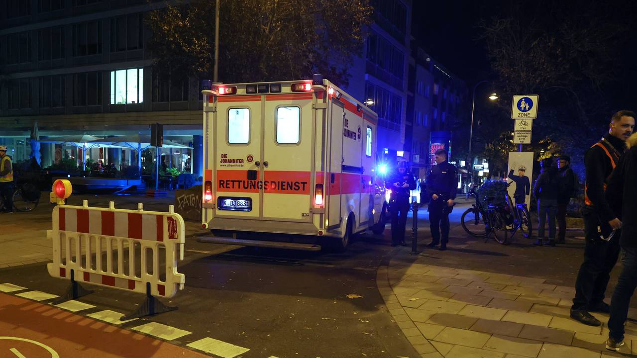 Rettungswagen steht in der Dunkelheit an einer Unfallstelle.