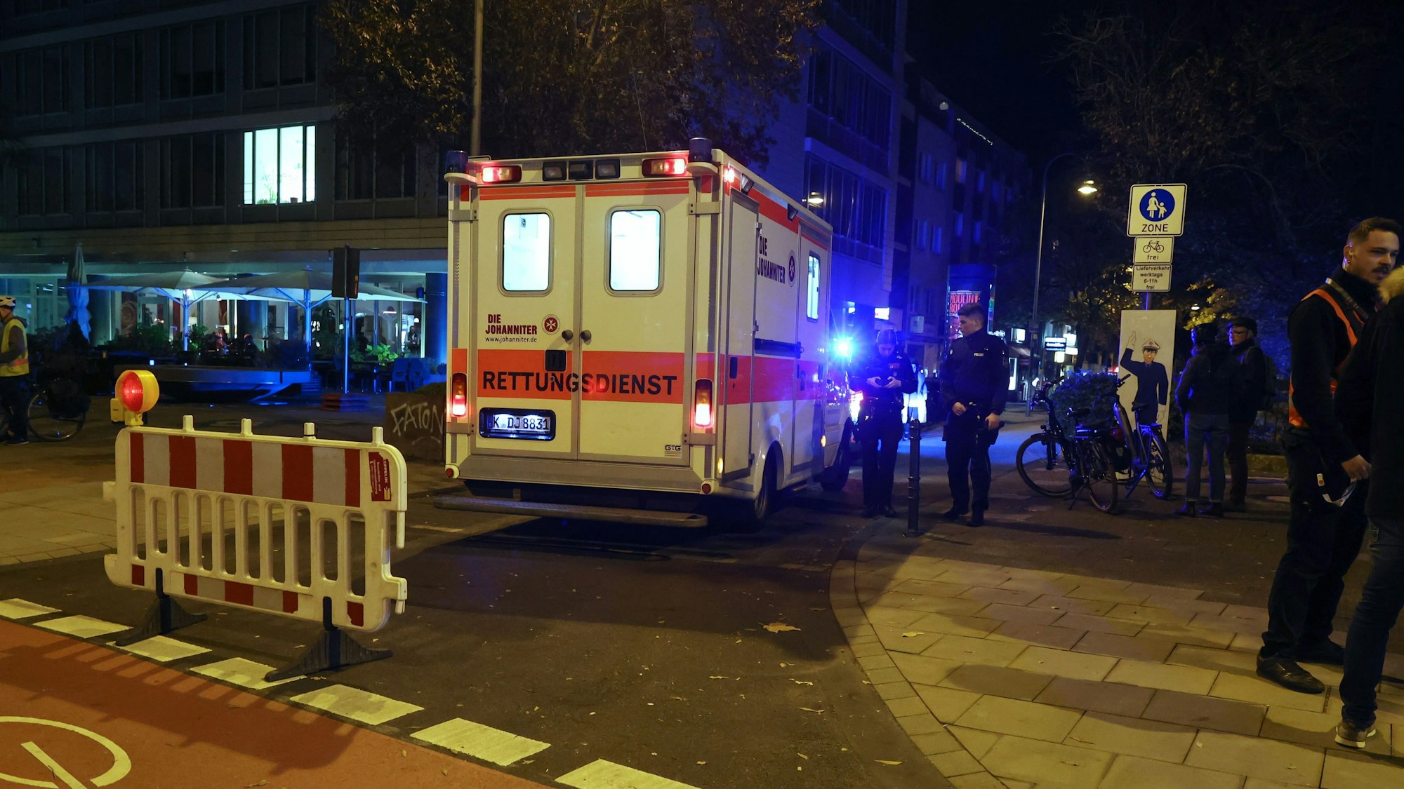Rettungswagen steht in der Dunkelheit an einer Unfallstelle.