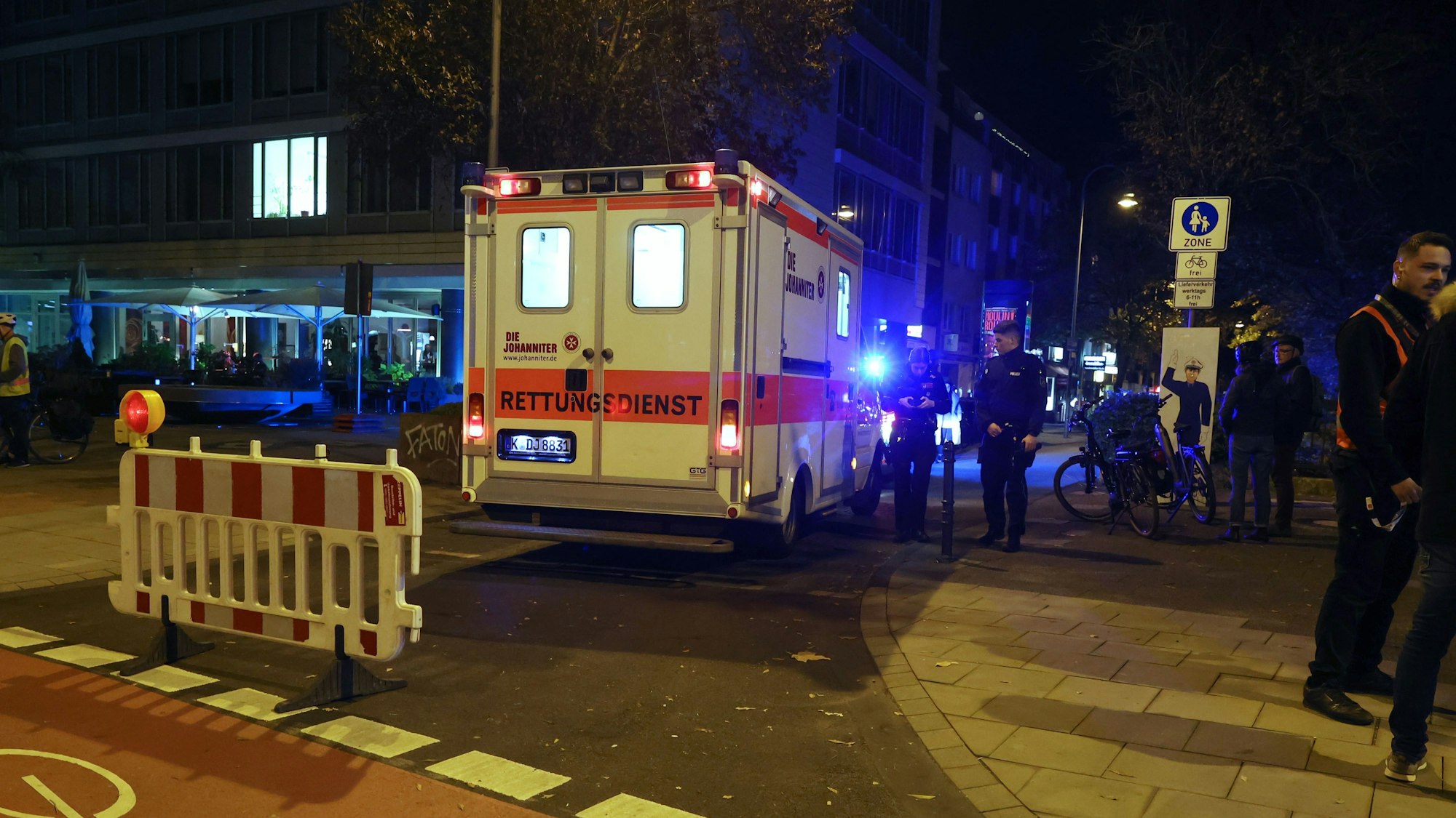 Rettungswagen steht in der Dunkelheit an einer Unfallstelle.
