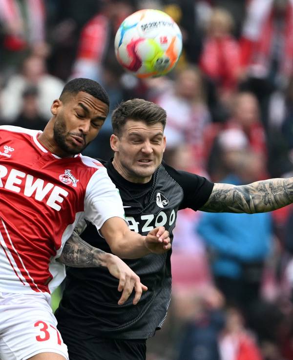 Linton Maina im Zweikampf mit Lukas Kübler.