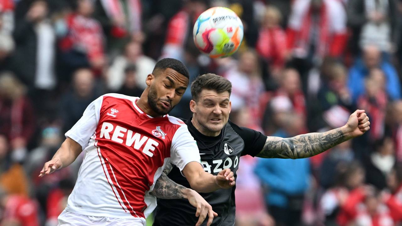 Linton Maina im Zweikampf mit Lukas Kübler.