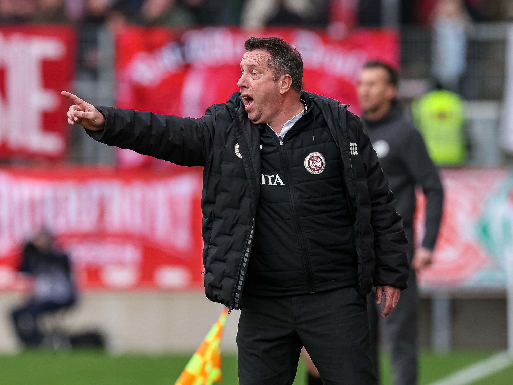 Wiesbadens Trainer Markus Kauczinski koordiniert seine Mannschaft.