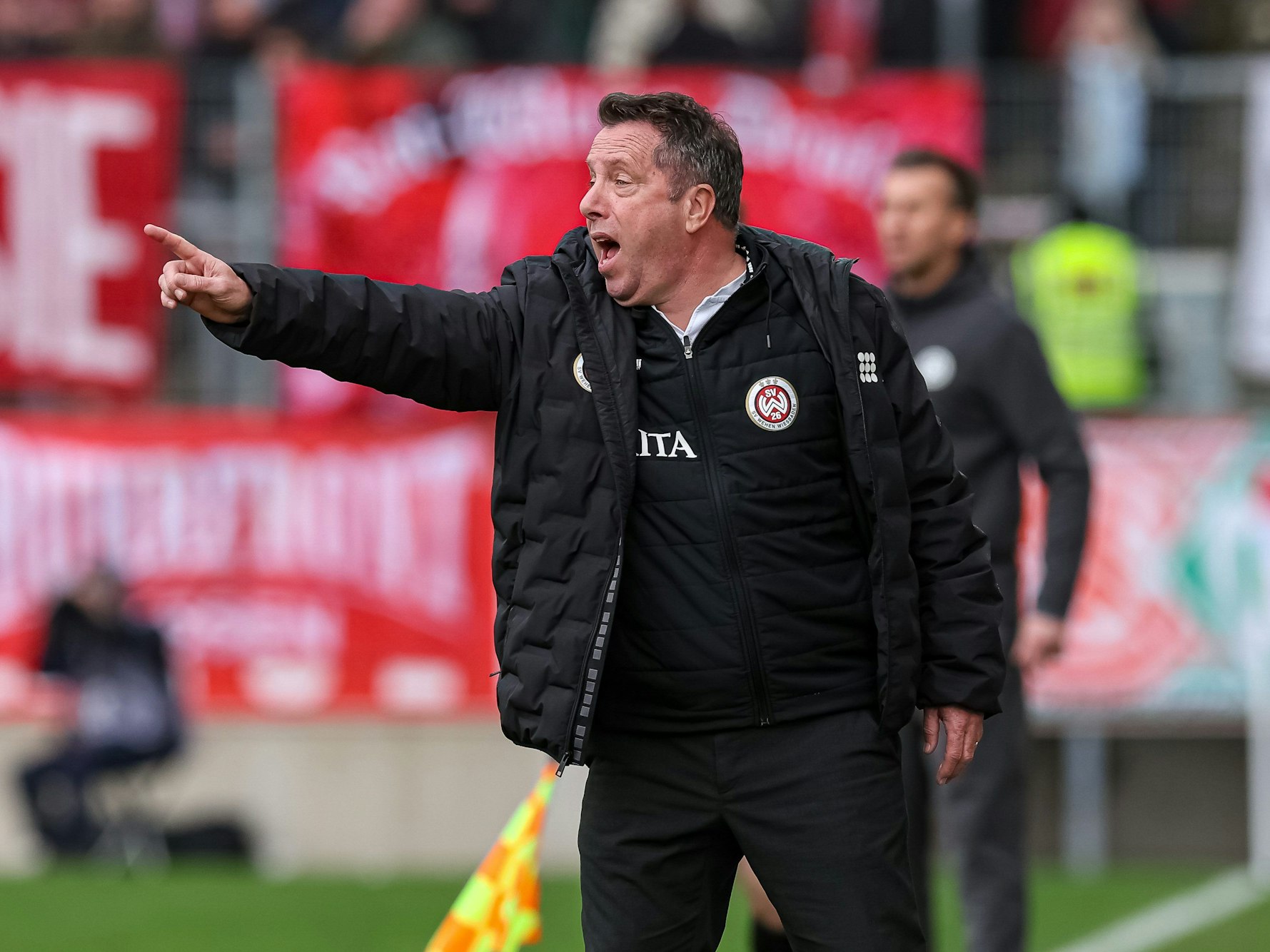 Wiesbadens Trainer Markus Kauczinski gibt Anweisungen.