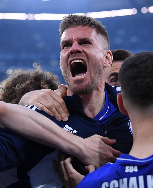 Simon Terodde bejubelt am 29. April 2023 im Bundesliga-Spiel gegen Werder Bremen ein Tor des FC Schalke 04.