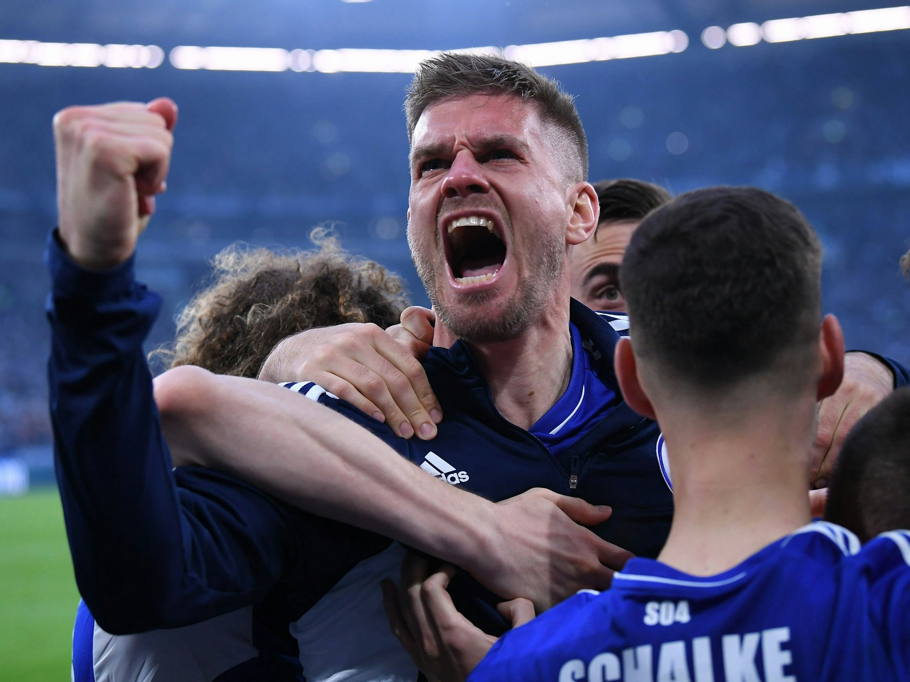 Simon Terodde bejubelt am 29. April 2023 im Bundesliga-Spiel gegen Werder Bremen ein Tor des FC Schalke 04.