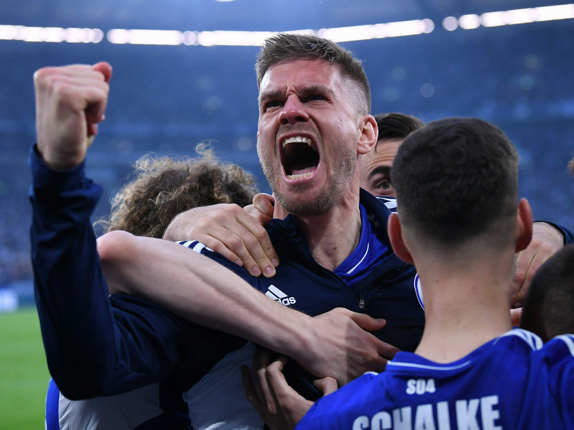 Simon Terodde bejubelt am 29. April 2023 im Bundesliga-Spiel gegen Werder Bremen ein Tor des FC Schalke 04.