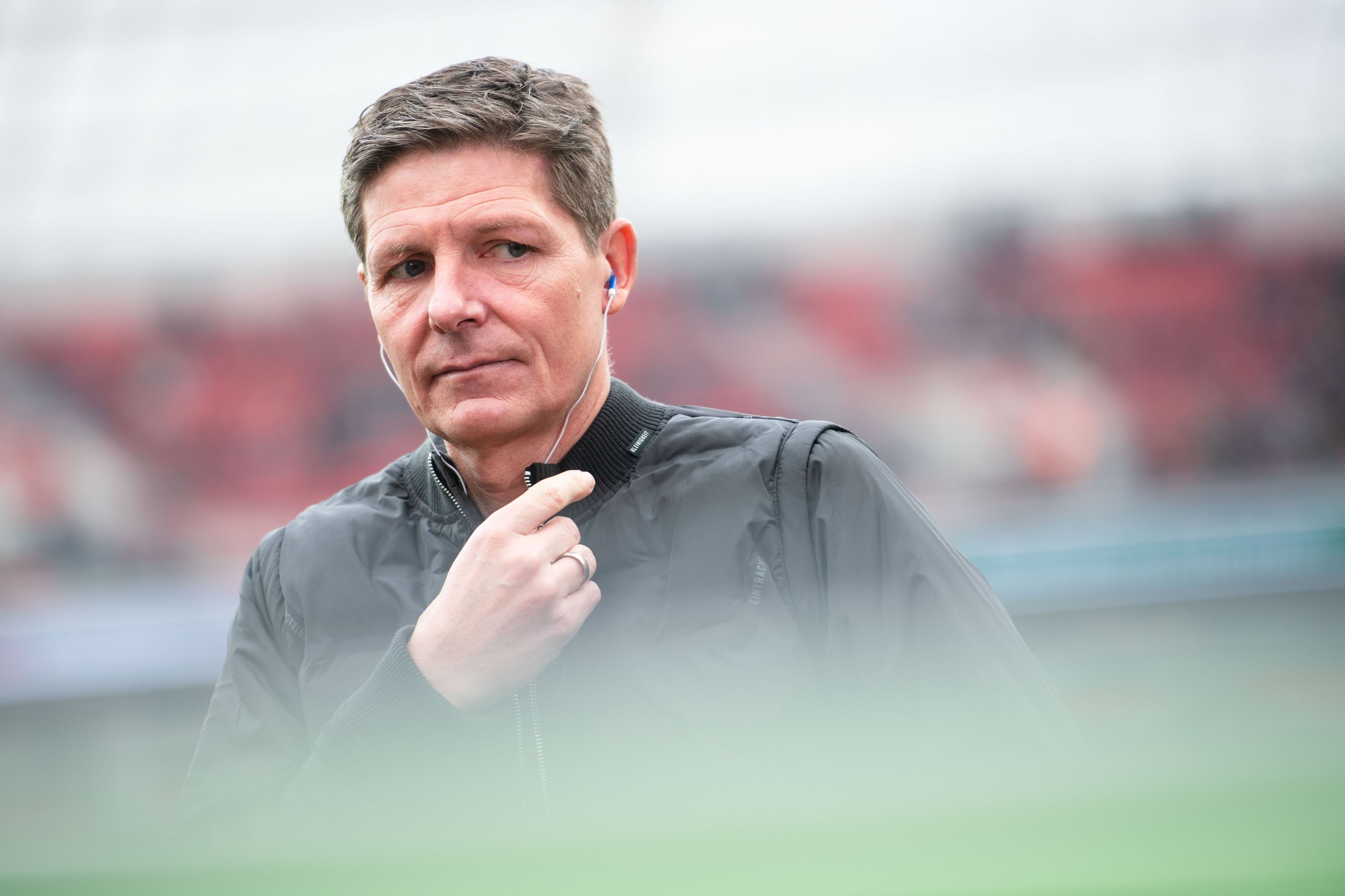 Frankfurts Trainer Oliver Glasner blickt während eines TV-Interviews in die Runde.