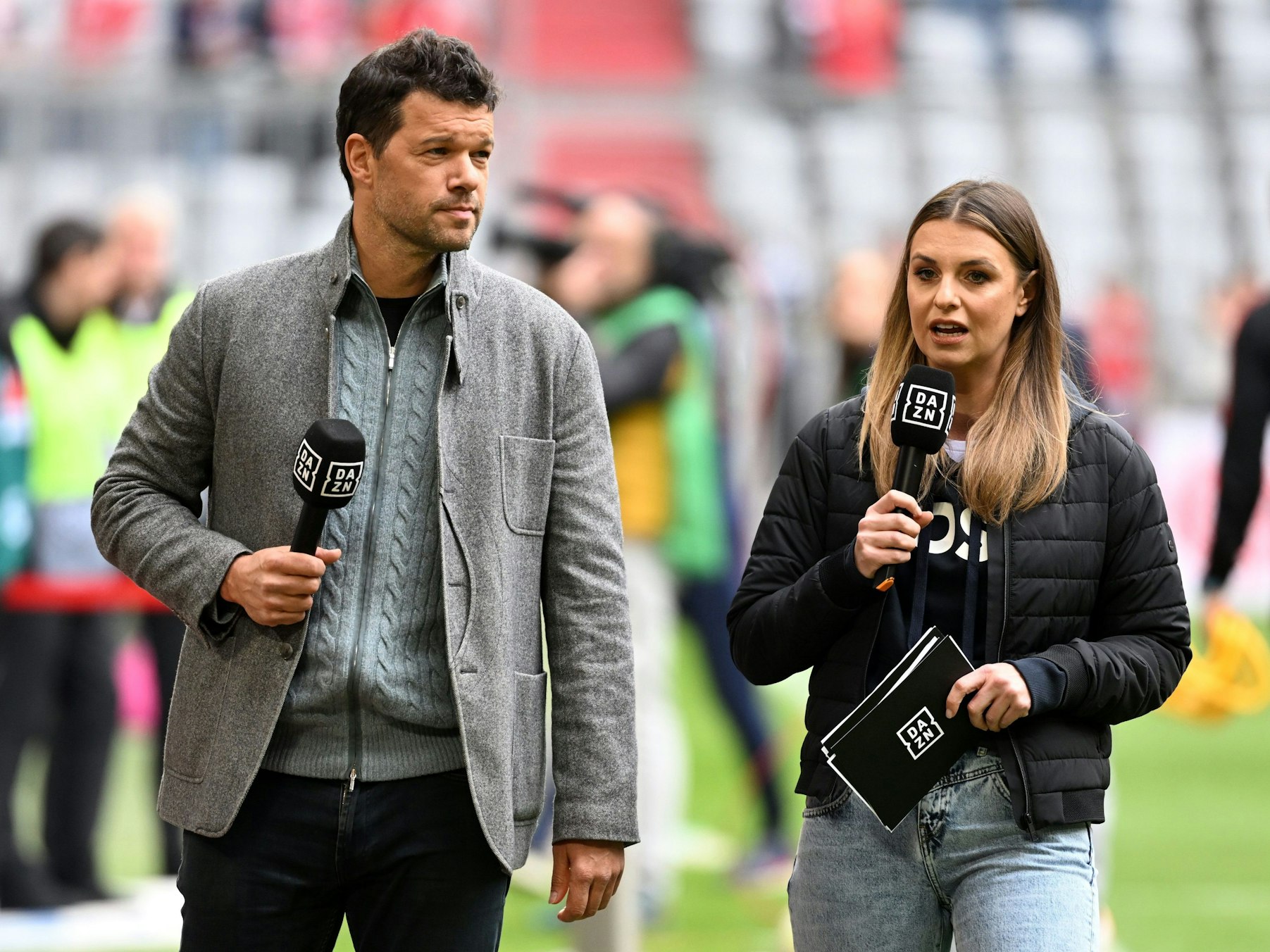 DAZN-Moderatorin Laura Wontorra und Michael Ballack als Experte vor dem Spiel.