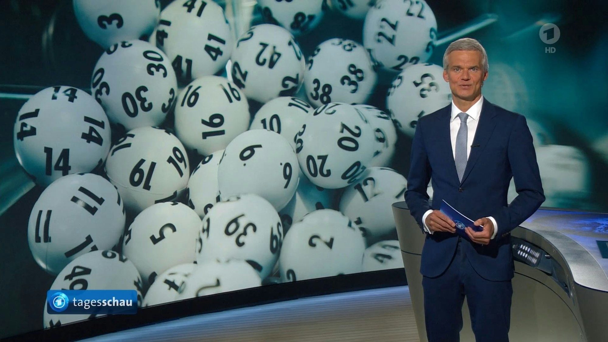 Moderator Thorsten Schröder moderiert am Samstag, 29. April, die „Tagesschau“ um 20 Uhr. Der Moderator hat sich am Samstag einen ärgerlichen Versprecher geleistet, diesen aber gleich korrigiert.