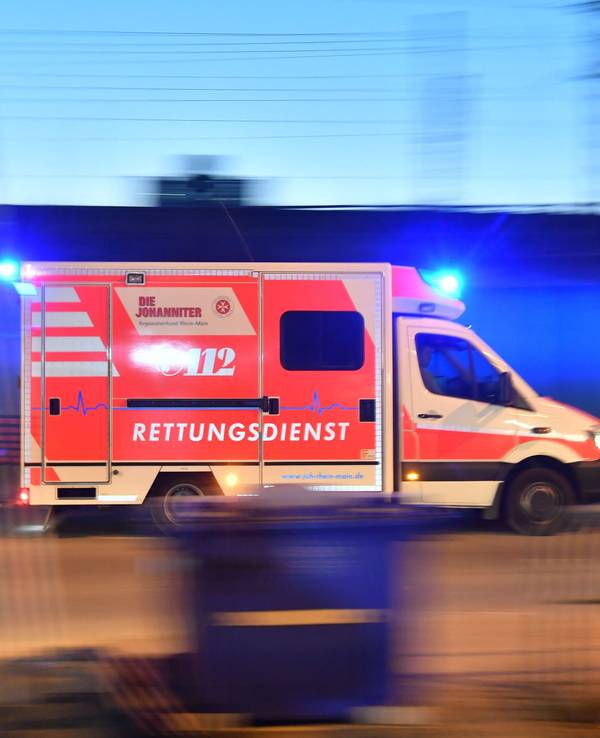 Zu sehen ist ein Krankenwagen im Einsatz.
