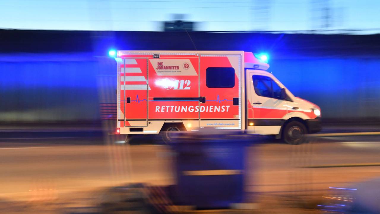 Zu sehen ist ein Krankenwagen im Einsatz.