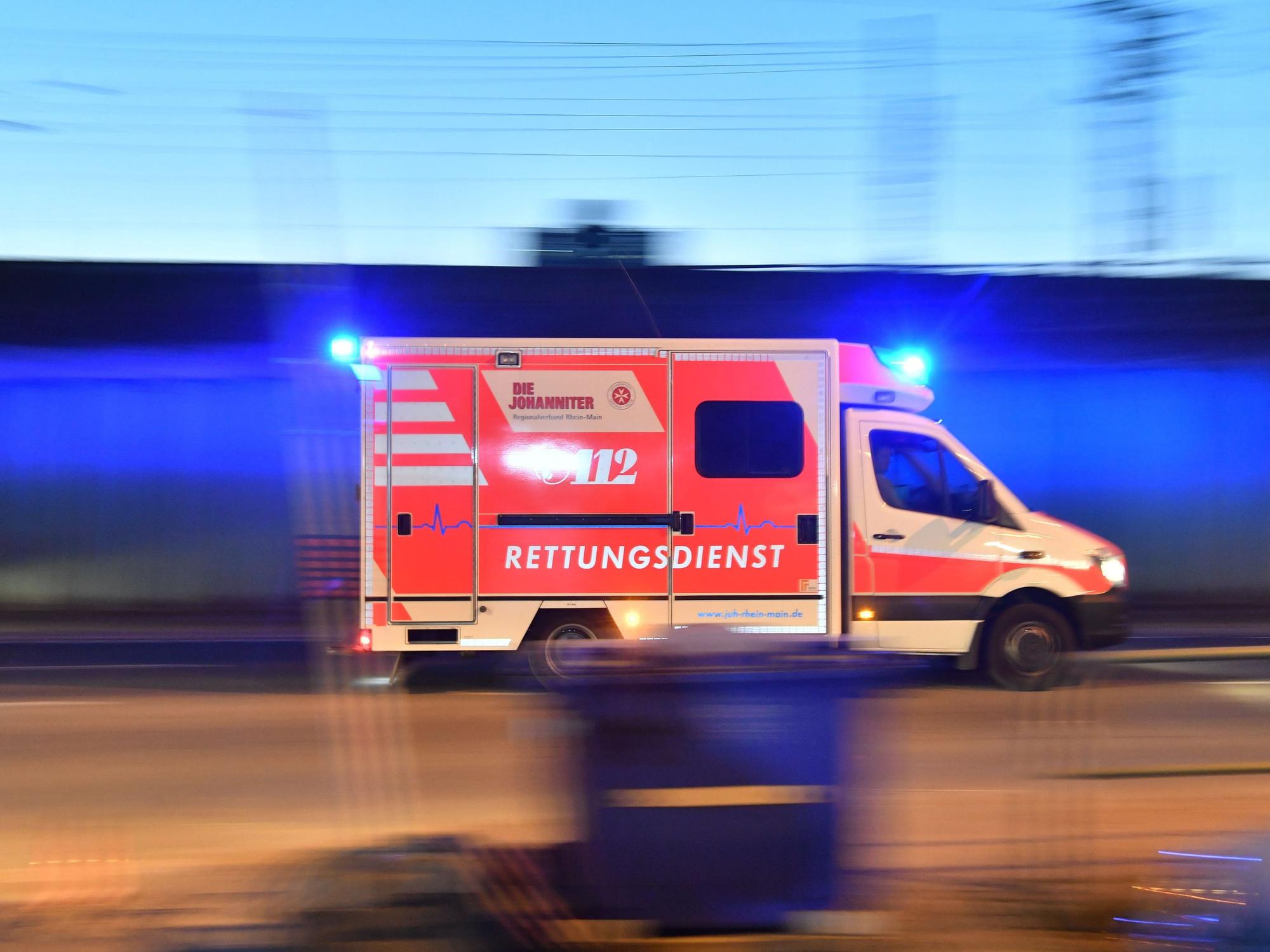 Zu sehen ist ein Krankenwagen im Einsatz.