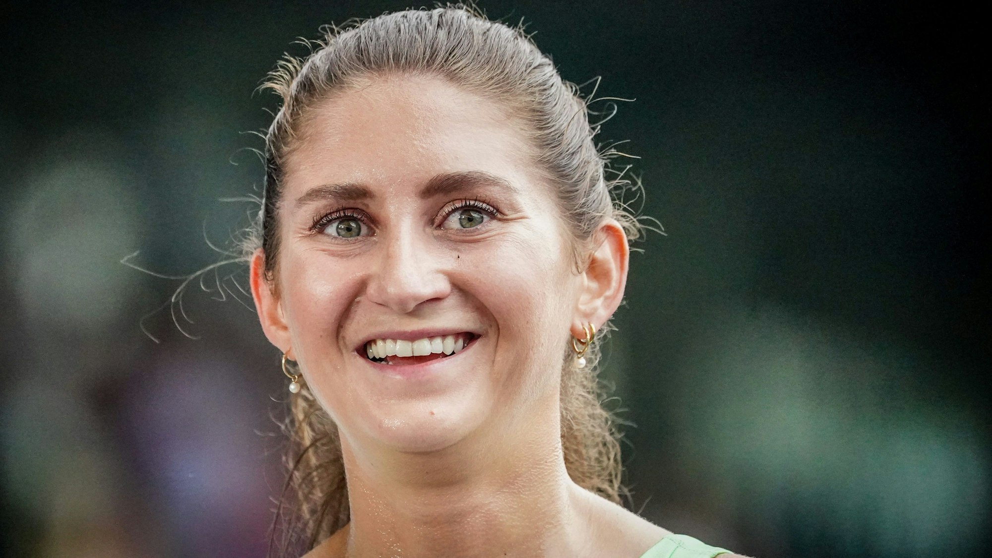 Gesa Felicitas Krause lacht in die Kamera.