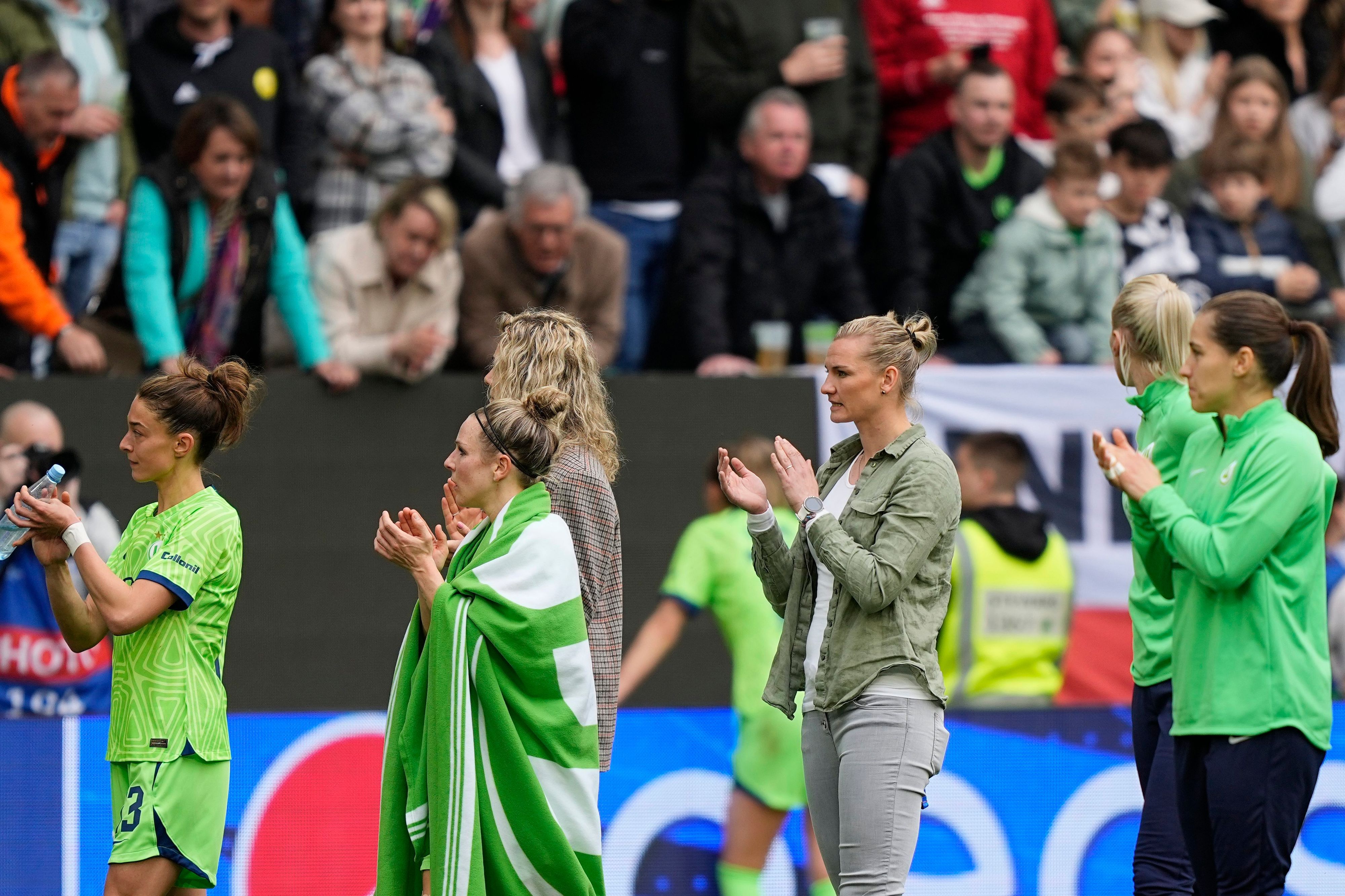 Alexandra Popp applaudiert den Wolfsburg-Fans mit ihren Mitspielerinnen.